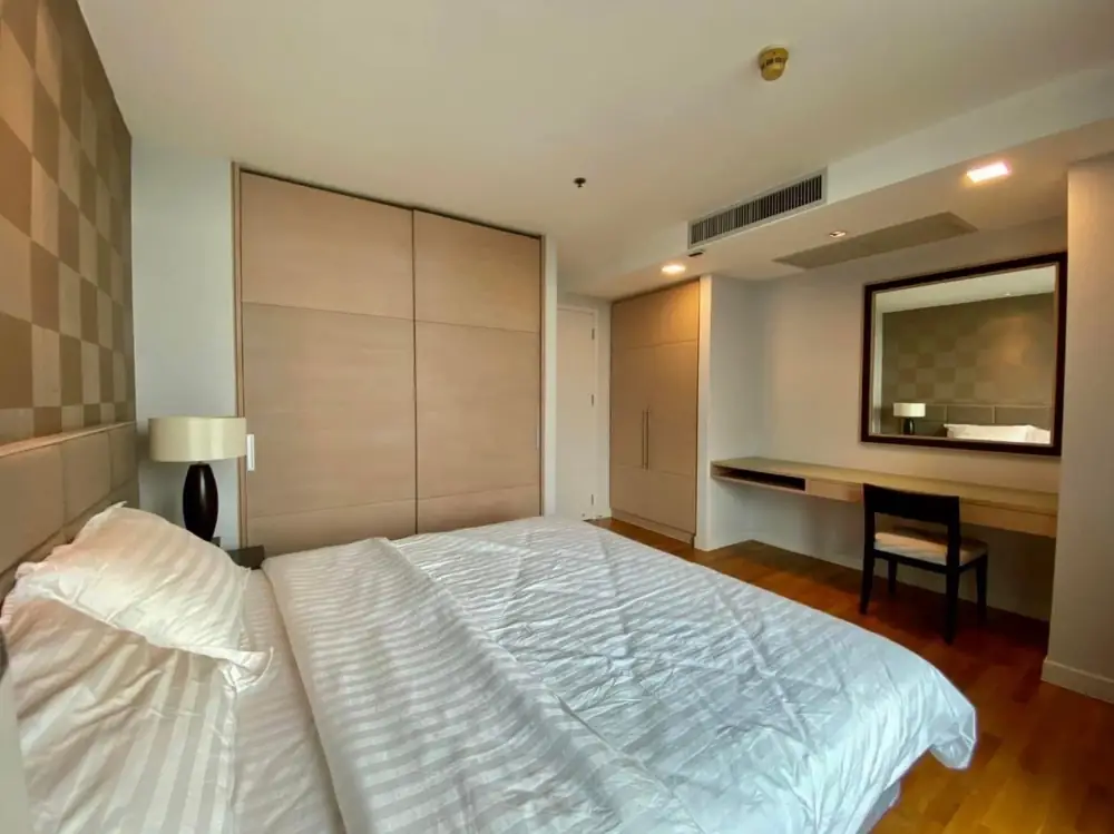 For rent Urbana Sathorn 2 bedrooms 2 baths high floor nice view 2