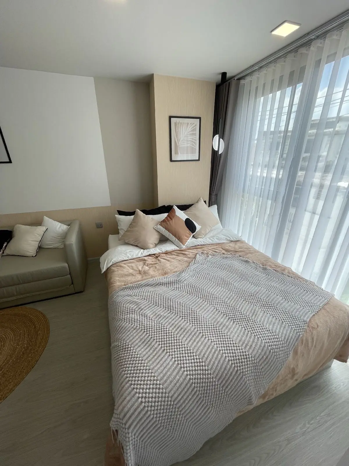 15000 baht brand new decorated 1 bedroom condo first time to rent 15000泰铢一室一厅全新装修首次出租