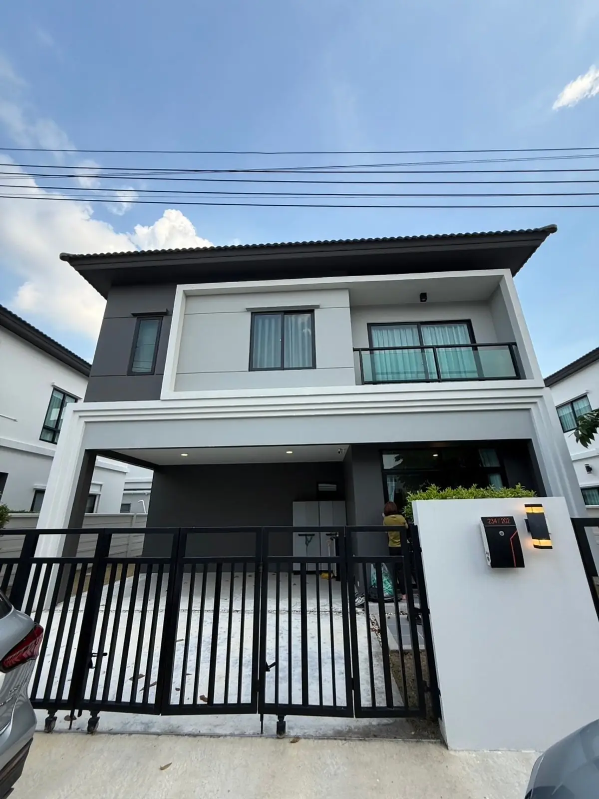 #ให้เช่าบ้านเดี่ยว 2 ชั้น แกรนด์บริทาเนีย จตุโชติ-รามอินทรา พรีเมียมทาวน์โฮมสไตล์อังกฤษครบครบคลับเฮาส์หรูใหญ่ที่สุดในย่านนี้ติดตั้งถนนใหญ่  มี 3ห้องนอน 3 ห้องน้ำ บ้านใหม่ยังไม่เคยอยู่ หันทิศเหนือ ใกล้ทางด่วนเพียง 6 นาที  ค่าเช่าเพียง 40,000