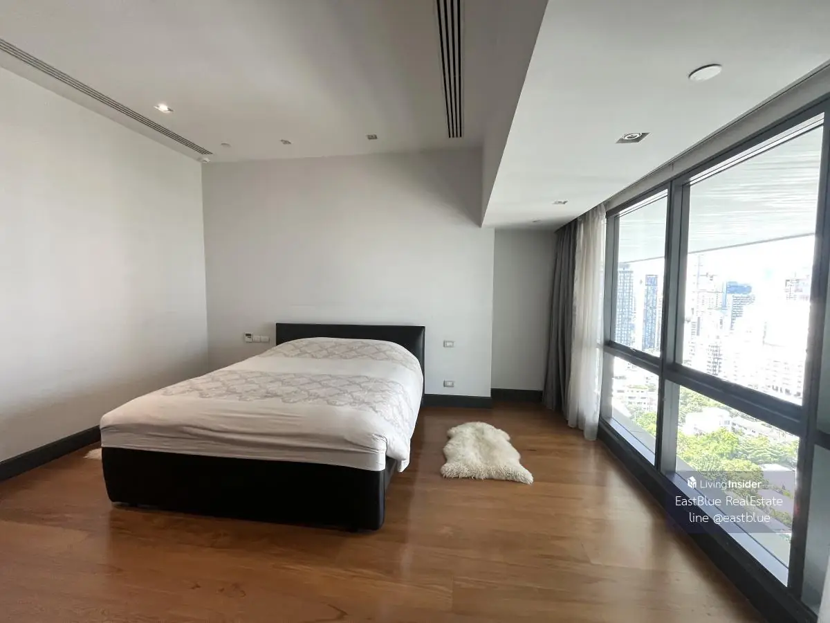 Rare to find! extra large size 3 bedrooms in heart of Phromphong area, high floor, clear view, fully furnished with private swimming pool 3
