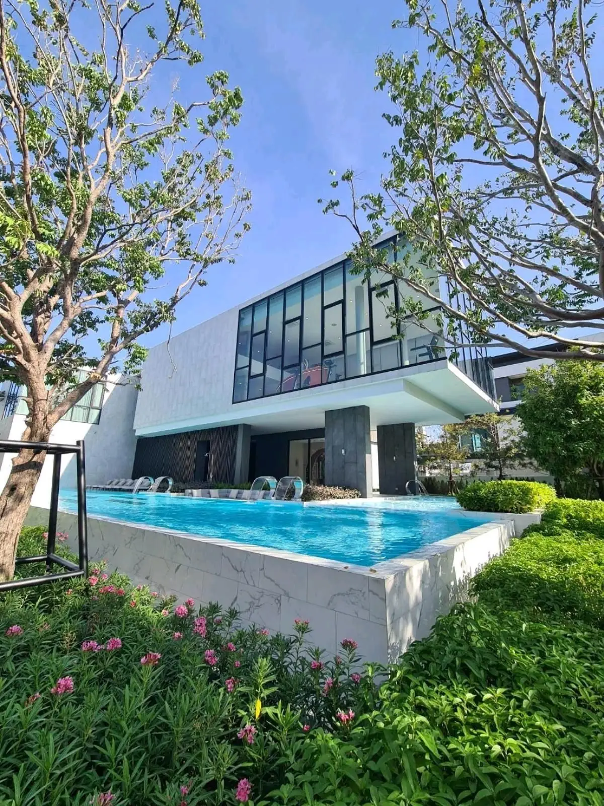 🌜🌟🌛ให้เช่าบ้านเดี่ยวสไตล์ Private Pool Villa 3 ชั้น ระดับ Super Luxury ในย่านเลียบด่วนรามอินทรา 2